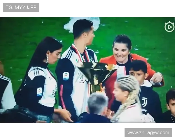 球迷强吻哈兰德事件回顾魔人无语了奖杯合影瞬间变尴尬 球迷强吻哈兰德事件回顾魔人无语了奖杯合影瞬间变尴尬